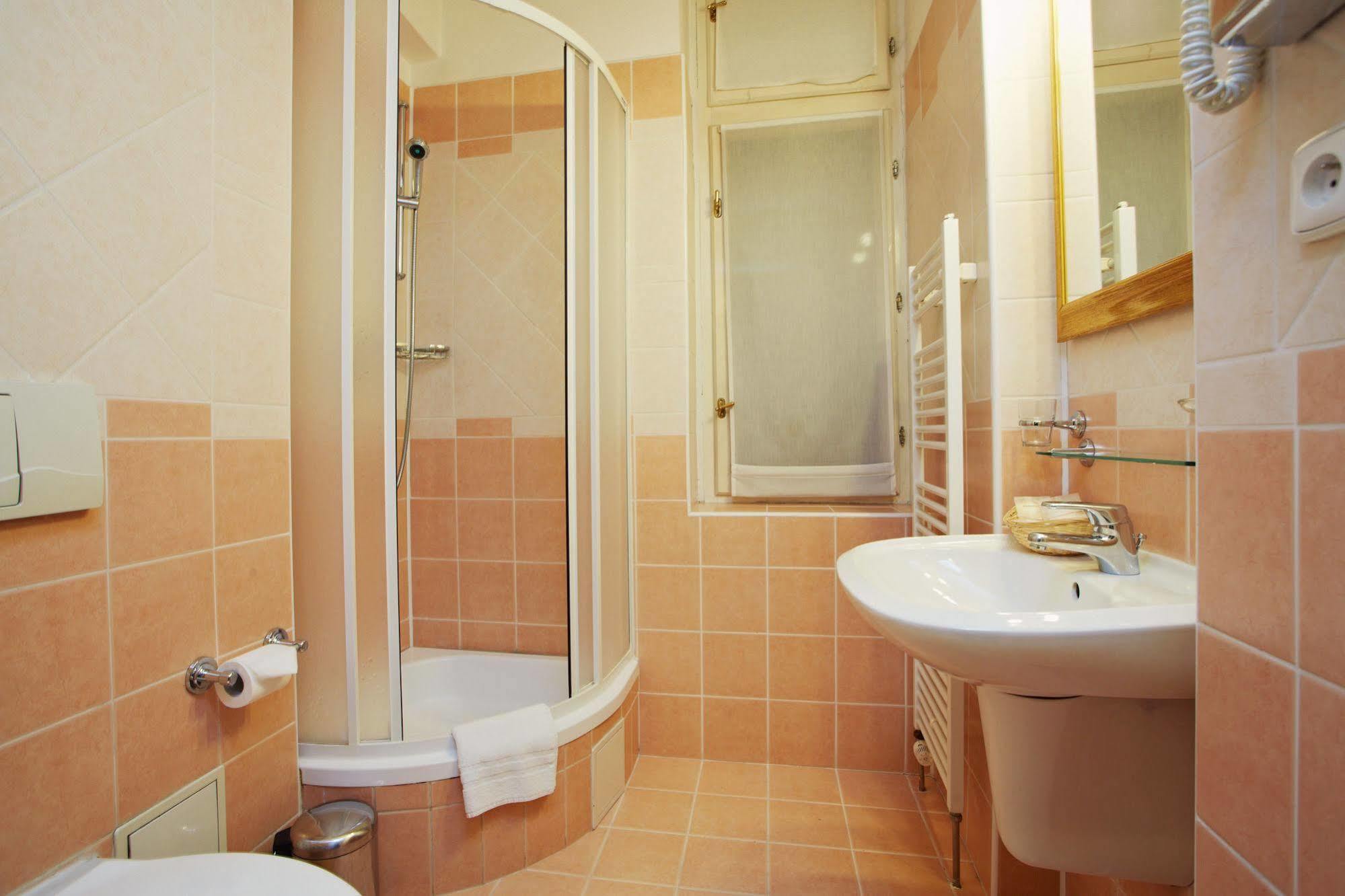 Galerie Royale Hotel Прага Екстериор снимка
