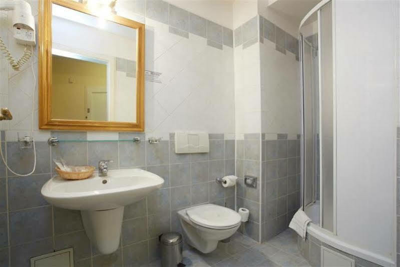 Galerie Royale Hotel Прага Екстериор снимка